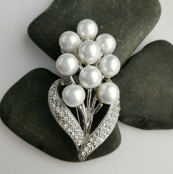 Deluxe White Pearl  Crystal bouquet Brooch Pin in silver - Picture 7 of 7